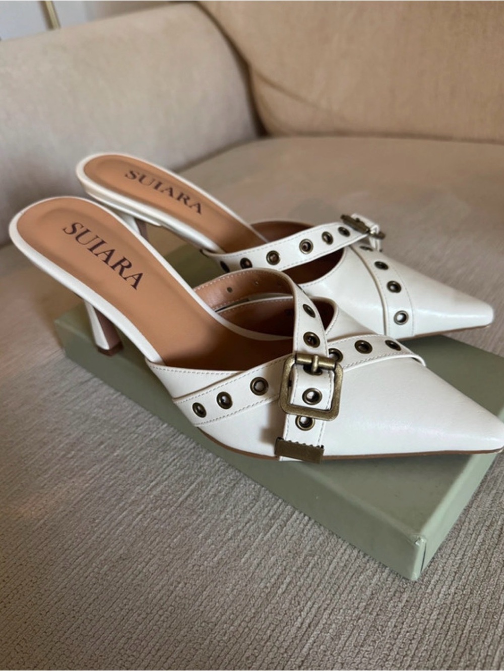 Suiara women’s pointed-toe kitten heel mule pumps in size 6.5